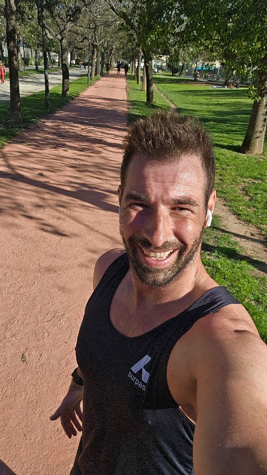 💥💥 #InjuryUpdate

2 weeks ago I was finally allowed to run outside again. The plan was #Dubai for soft surfaces – but instead I ended up spending a week in #Valencia.

Perfect conditions to get back into training:
easy runs through #TuriaPark, lots of time on the bike and back in the water again.

Finally all three disciplines together 🏊‍♂️🚴‍♂️🏃‍♂️

No pressure, just building step by step.
Grateful to move pain-free again 🙏

The process continues. 📈

#ironmantri ironman RoadBack TriathlonLife SwimBikeRun Valencia